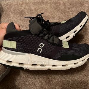 On Cloud brand shoes. Style: could nova